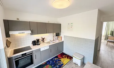 Küchenzeile mit 4 Zonencerankochfeld, Geschirrspüler, Backofen, Kühlschrank mit Gefrierfach,Toaster,Mikrowelle,Wasserkocher,Kaffeemaschine,Padmaschine (Dolce Gusto) sowie diverse kleine Küchenhelfer