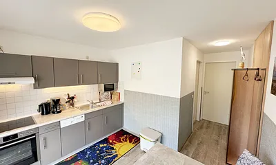 Küchenzeile mit 4 Zonencerankochfeld, Geschirrspüler, Backofen, Kühlschrank mit Gefrierfach,Toaster,Mikrowelle,Wasserkocher,Kaffeemaschine,Padmaschine (Dolce Gusto) sowie diverse kleine Küchenhelfer