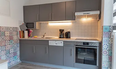 Küchenzeile mit 4 Zonencerankochfeld, Geschirrspüler, Backofen, Kühlschrank mit Gefrierfach, Toaster, Mikrowelle, Wasserkocher, Kaffeemaschine & Padmaschine (Dolce Gusto)