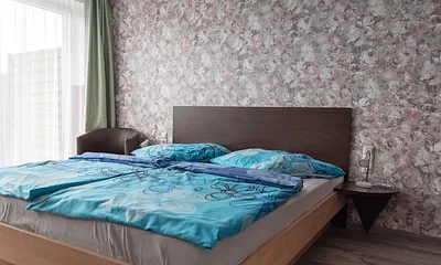 Wohn/Schlafbereich mit 43 Zoll Smart TV, hochwertigen Teppich, Doppelbett mit Einzelmatratzen (1,80 m x 2,00 m), geräumiger Kleiderschrank mit Safe, Sideboard mit Mini-Stereoanlage mit CD-Player