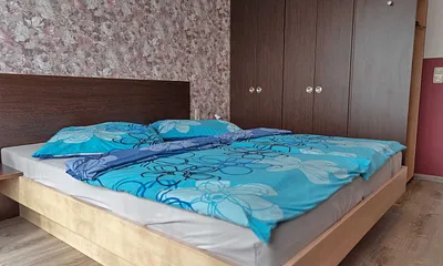 Wohn/Schlafbereich mit 43 Zoll Smart TV, hochwertigen Teppich, Doppelbett mit Einzelmatratzen (1,80 m x 2,00 m), geräumiger Kleiderschrank mit Safe, Sideboard mit Mini-Stereoanlage mit CD-Player