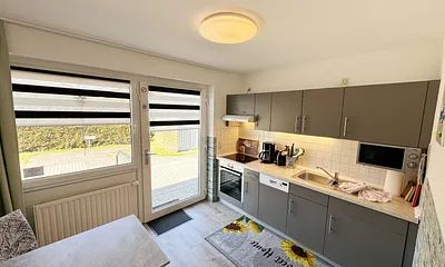 Küchenzeile mit 4 Zonencerankochfeld, Geschirrspüler, Backofen, Kühlschrank mit Gefrierfach, Toaster,Mikrowelle,Wasserkocher,Kaffeemaschine,Padmaschine (Dolce Gusto) sowie diverse kleine Küchenhelfer