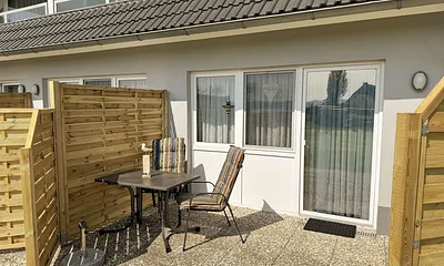 bestuhlte Terrasse (Süd/Ost) mit Sonnenschirm 