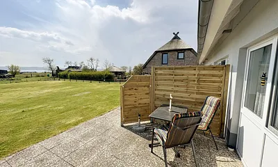 bestuhlte Terrasse (Süd/Ost) mit Sonnenschirm 