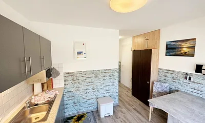 Küchenzeile mit 4 Zonencerankochfeld, Geschirrspüler, Backofen, Kühlschrank mit Gefrierfach, Toaster,Mikrowelle,Wasserkocher,Kaffeemaschine,Padmaschine (Dolce Gusto) sowie diverse kleine Küchenhelfer