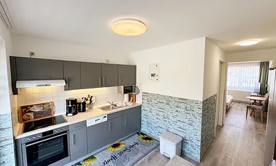 Küchenzeile mit 4 Zonencerankochfeld, Geschirrspüler, Backofen, Kühlschrank mit Gefrierfach, Toaster,Mikrowelle,Wasserkocher,Kaffeemaschine,Padmaschine (Dolce Gusto) sowie diverse kleine Küchenhelfer