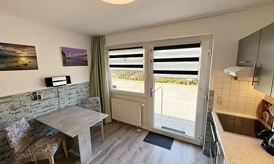Küchenzeile mit Blick zur Essecke