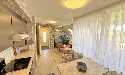 offener Wohnbereich mit Eckcouch, ein Sessel, Stehlampe, Sessel, Couchtisch, 48 Zoll Smart-TV, Hifi Microanlage mit CD-Player, MP3, UKW-Funktion, USB und Bluetooth mit NFC und ein DAB-Radio