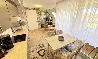 Küchenzeile mit 4 Zonencerankochfeld,Geschirrspüler,Backofen,Kühlschrank mit Gefrierfach, Mikrowelle,Toaster,Wasserkocher,Kaffeemaschine,Tassimo Kapselmaschine,kleinen Küchenhelfern sowie Essplatz