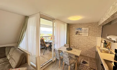 Küchenzeile mit 4 Zonencerankochfeld,Geschirrspüler,Backofen,Kühlschrank mit Gefrierfach, Mikrowelle,Toaster,Wasserkocher,Kaffeemaschine,Tassimo Kapselmaschine,kleinen Küchenhelfern sowie Essplatz