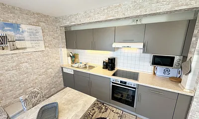 Küchenzeile mit 4 Zonencerankochfeld,Geschirrspüler,Backofen,Kühlschrank mit Gefrierfach, Mikrowelle,Toaster,Wasserkocher,Kaffeemaschine,Tassimo Kapselmaschine,kleinen Küchenhelfern sowie Essplatz