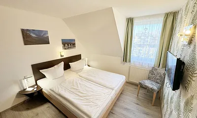 Schlafzimmer mit Doppelbett ( 2 x 0,90 m x 2,00 m ), Nachttischablagen mit Leselampen, Kleiderschrank mit Safe und Verdunklungsgardinen sowie Insektenschutzgitter