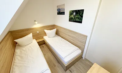 Schlafzimmer zwei Einzelbetten ( je 0,80 m x 2,00 m), Leselampe und Sideboard