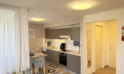 Küchenzeile mit 4 Zonencerankochfeld,Geschirrspüler,Backofen,Kühlschrank mit Gefrierfach, Mikrowelle,Toaster,Wasserkocher,Kaffeemaschine,Tassimo Kapselmaschine,kleinen Küchenhelfern sowie Essplatz