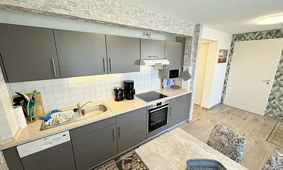 Küchenzeile mit 4 Zonencerankochfeld,Geschirrspüler,Backofen,Kühlschrank mit Gefrierfach, Mikrowelle,Toaster,Wasserkocher,Kaffeemaschine,Tassimo Kapselmaschine,kleinen Küchenhelfern sowie Essplatz