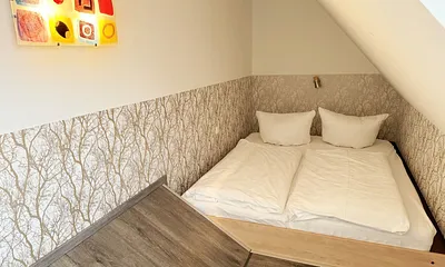 Schlafzimmer mit Doppelbett ( 2 x 0,90 m x 2,00 m), Leselampe, 17 Zoll LED-TV, Verdunklungsgardinen sowie Insektenschutzgitter