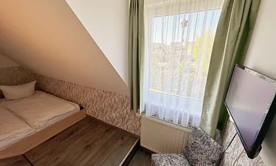 Schlafzimmer mit Doppelbett ( 2 x 0,90 m x 2,00 m), Leselampe, 17 Zoll LED-TV, Verdunklungsgardinen sowie Insektenschutzgitter