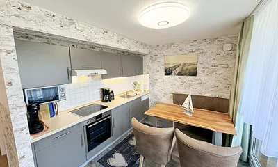 Küchenzeile mit 4 Zonencerankochfeld,Geschirrspüler,Backofen,Kühlschrank mit Gefrierfach,Mikrowelle,Toaster,Wasserkocher,Kaffeemaschine,Dolce Gusto Kapselmaschine,kleinen Küchenhelfern sowie Essplatz 