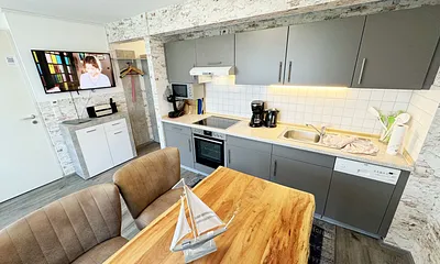 Küchenzeile mit 4 Zonencerankochfeld,Geschirrspüler,Backofen,Kühlschrank mit Gefrierfach,Mikrowelle,Toaster,Wasserkocher,Kaffeemaschine,Dolce Gusto Kapselmaschine,kleinen Küchenhelfern sowie Essplatz 