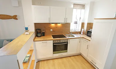 moderne Küchenzeile mit Ceranfeld