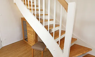 Treppe zu dem Obergeschoss