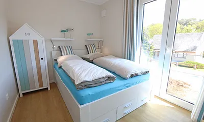 1. Schlafzimmer mit Doppelbett und kleinem Schrank