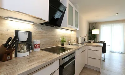 Küchenzeile mit Geschirrspüler, Kühlschrank mit Eisfach, 4 Zonen Ceranfeld mit Backofen, Kaffeemaschine Mokkamaster KBG Select, Toaster, Wasserkocher und diverse Küchenutensilien