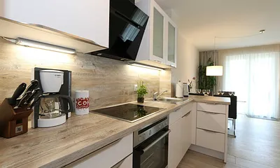Küchenzeile mit Geschirrspüler, Kühlschrank mit Eisfach, 4 Zonen Ceranfeld mit Backofen, Kaffeemaschine Mokkamaster KBG Select, Toaster, Wasserkocher und diverse Küchenutensilien