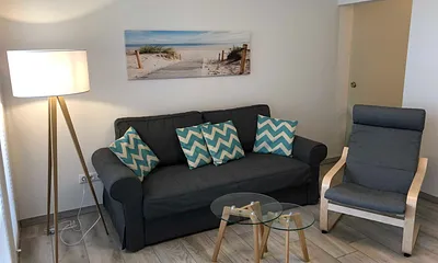 Wohnbereich mit Couch (voll funktionstüchtiges Bett mit Lattenrost und Matratze - Liegefläche 1,60 m x 2,00 m),Couchtisch,Sideboard,Leselampe,Flachbild-TV mit  Blu-Ray Player & Micro-Hifi System