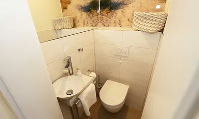 das WC ist räumlich getrennt vom Badezimmer