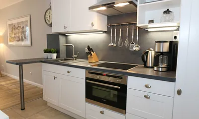 Einbauküche mit Geschirrspüler, Einbau-Mikrowellen-Kombigerät, 4 Zonen-Cerankochfeld, Kühl-Gefrierkombination, hochwertige WMF-Küchenausstattung mit Kaffeemaschine, Toaster, Wasserkocher und vielen Kü