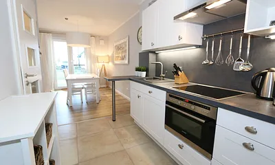 Einbauküche mit Geschirrspüler, Einbau-Mikrowellen-Kombigerät, 4 Zonen-Cerankochfeld, Kühl-Gefrierkombination, hochwertige WMF-Küchenausstattung mit Kaffeemaschine, Toaster, Wasserkocher und vielen Kü