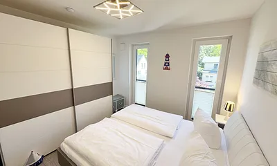 1. Schlafzimmer mit Doppelbett und Kleiderschrank