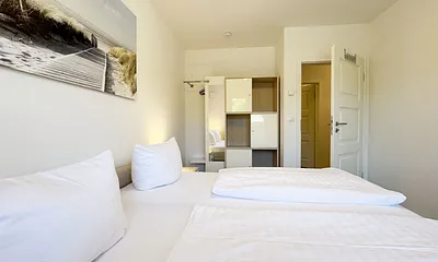 2. Schlafzimmer mit Doppelbett und Kleiderschrank