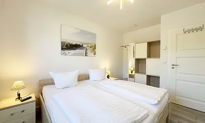 2. Schlafzimmer mit Doppelbett und Nachttischablagen