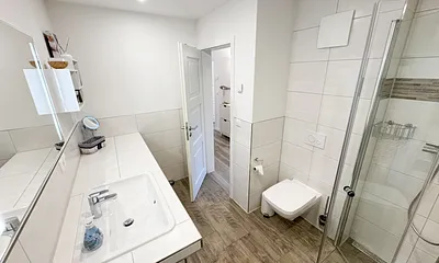 innenliegendes Badezimmer mit Waschbecken und WC