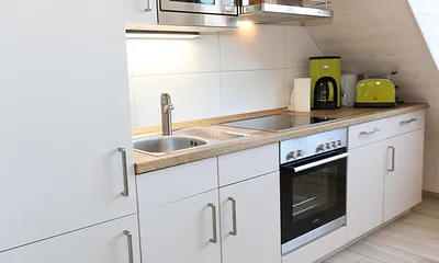 Küchenzeile mit Geschirrspüler, Backofen, 4 Zonen-Cerankochfeld, Kühlschrank mit Gefrierkombination, Kaffeemaschine, Mikrowelle, Toaster, Wasserkocher und vielen Küchenhelfern