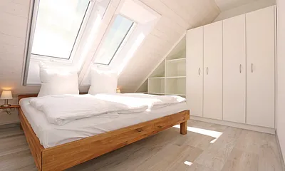 Schlafzimmer mit Doppelbett (1,80 m x 2,00 m), Nachttischablagen, Kleiderschrank und En Suite Badezimmer mit WC, Waschplatz, Fön und Dusche
