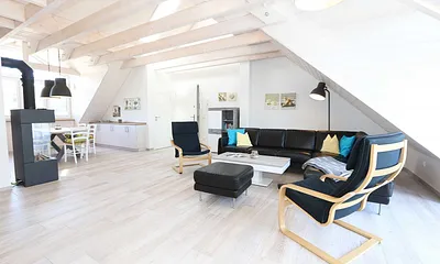 Wohnzimmer mit großem Ledersofa, Leselampe, 2 Relax-Sessel, Lowboard mit Smart-TV, Blu-Ray-Player und Radio mit CD-Player