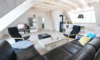 Wohnzimmer mit großem Ledersofa, Leselampe, 2 Relax-Sessel, Lowboard mit Smart-TV, Blu-Ray-Player und Radio mit CD-Player