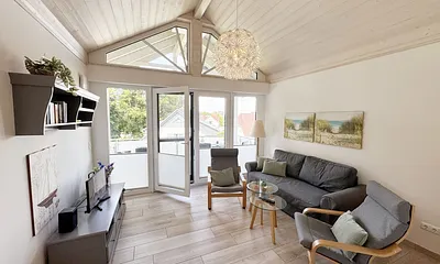 gemütliches Wohnzimmer mit Couch und Smart-TV