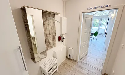 kleiner Eingangsbereich mit Garderobe