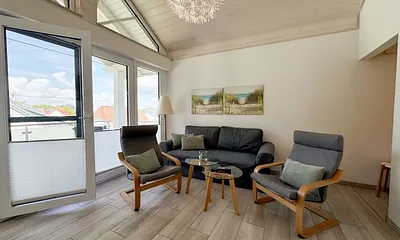 gemütliches Wohnzimmer mit Couch