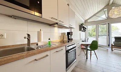 moderne Küchenzeile mit diversen Küchenutensilien