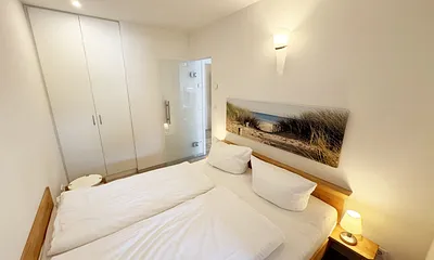 Schlafzimmer mit Doppelbett und Kleiderschrank