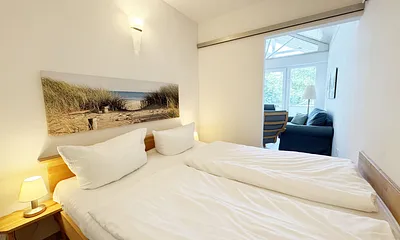 Schlafzimmer mit Doppelbett und Nachttischablagen