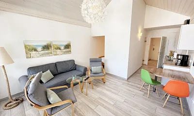 gemütliches Wohnzimmer mit Couch