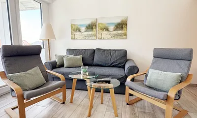 gemütliches Wohnzimmer mit Couch und Sessel