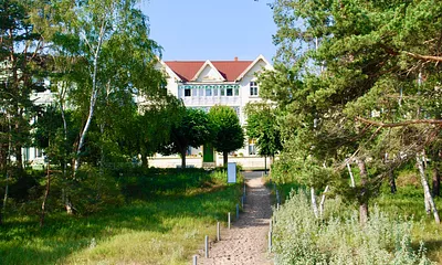 Blick aus den Dünen zum Haus