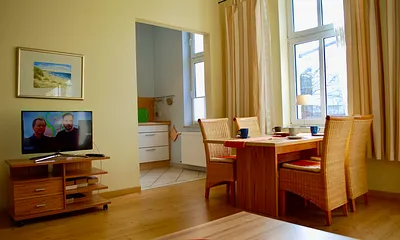 Blick auf den Essplatz und zur Küche